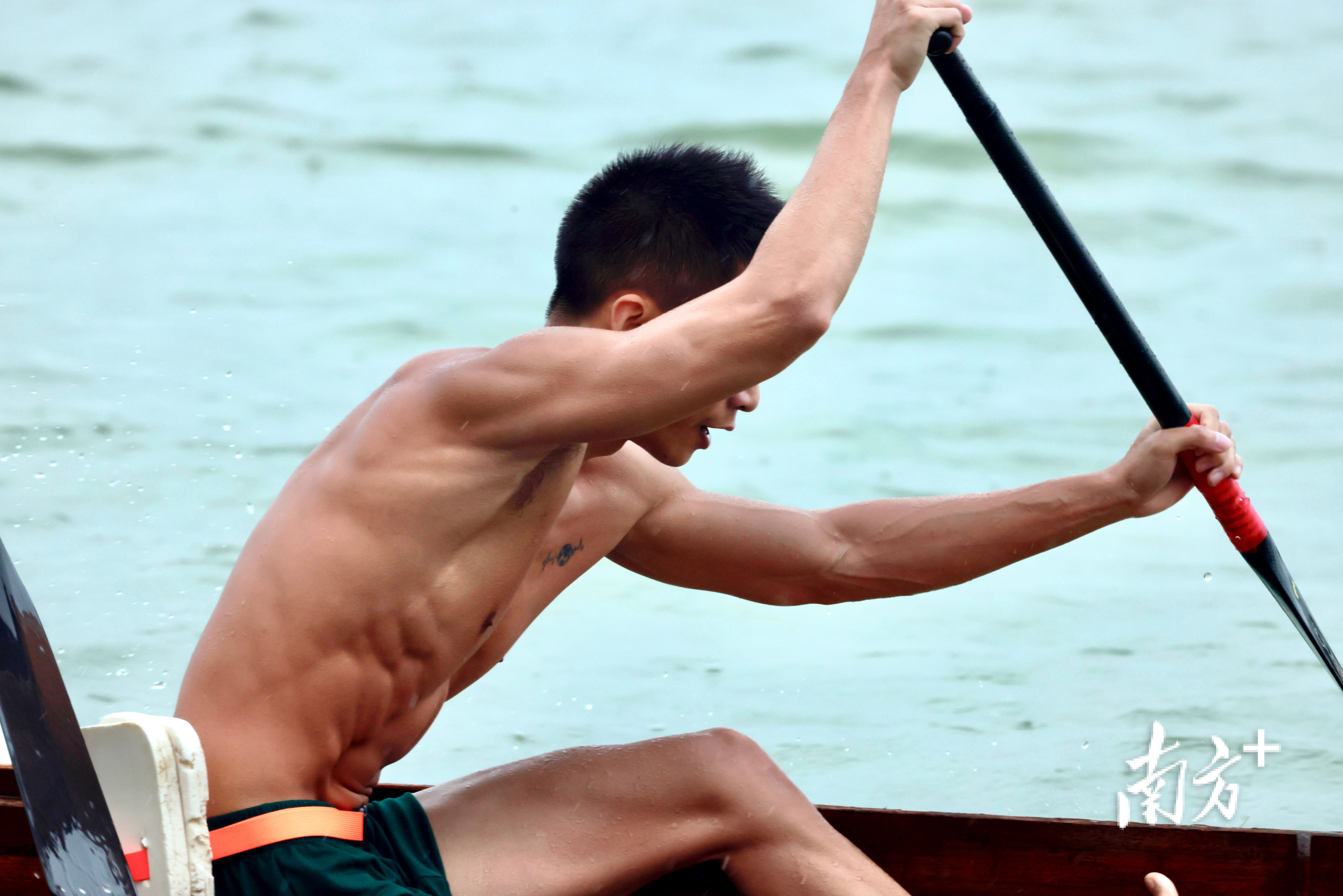 白的弧线, 出起点, 桨叶入水