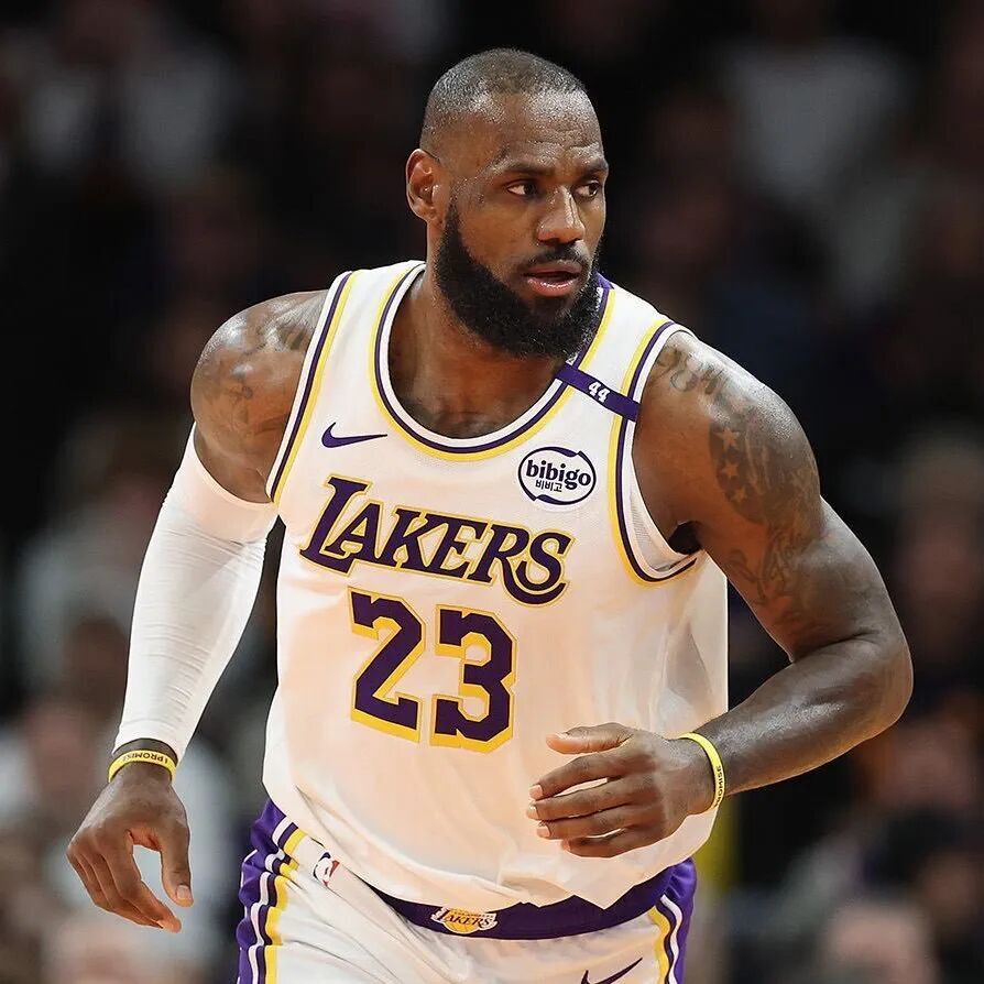 随着詹姆斯, gcJCi